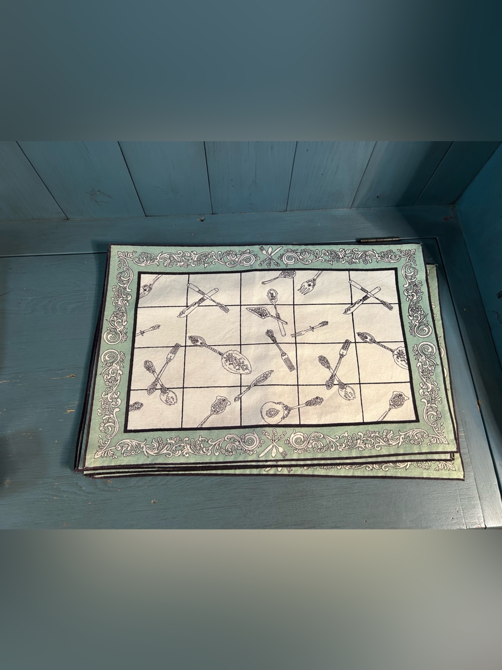 Pier 1 Mint Green and White Decorative Kitchen Placemats 13 x 19” - Set of 6 NOS